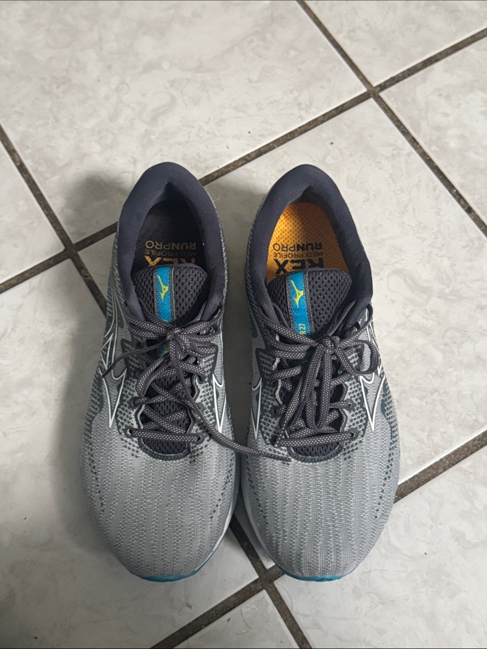 Mizuno Men’s Gray Athletic Running Shoes with Teal Accents